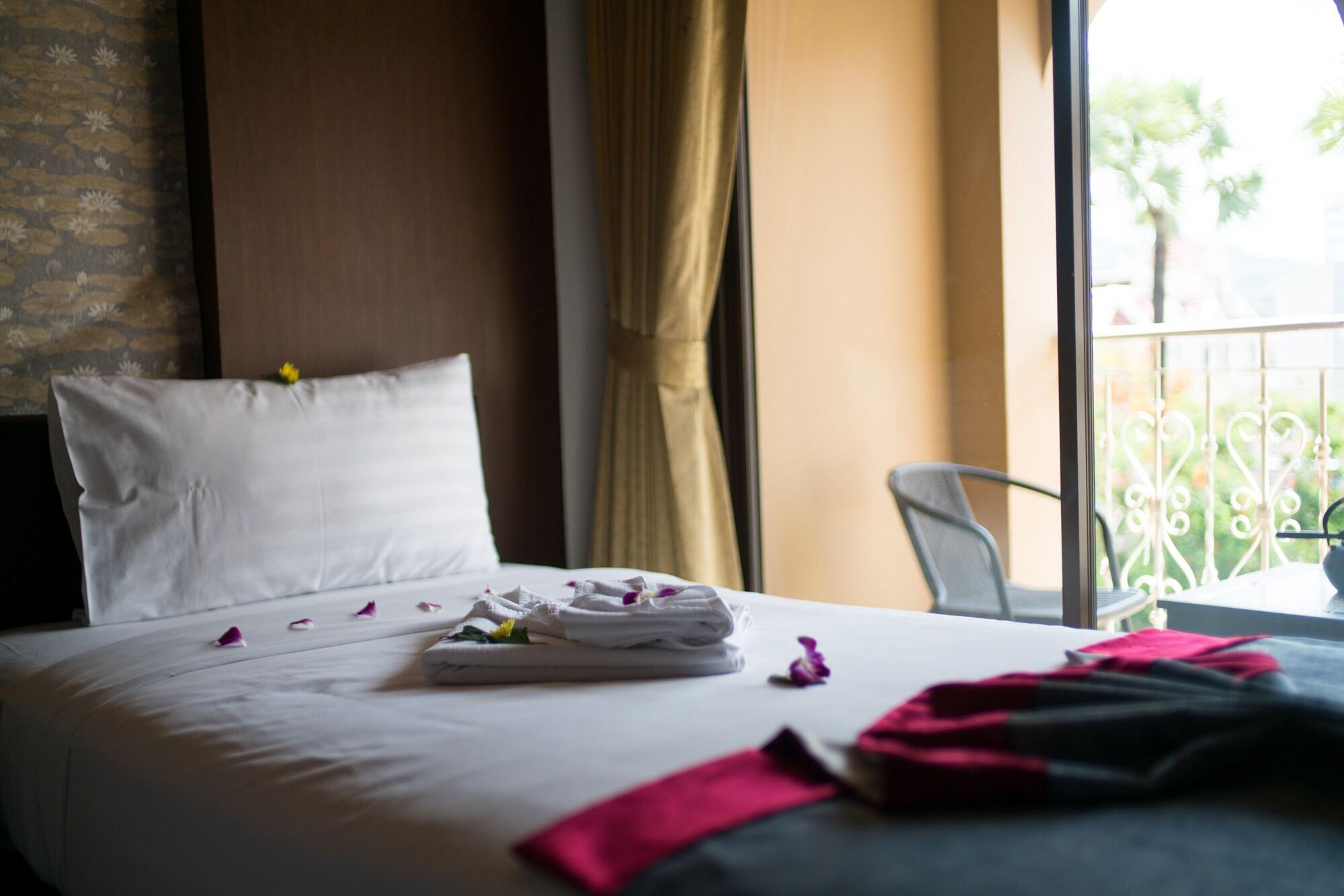 Minatale Phuket Hotel Patong Exterior photo
